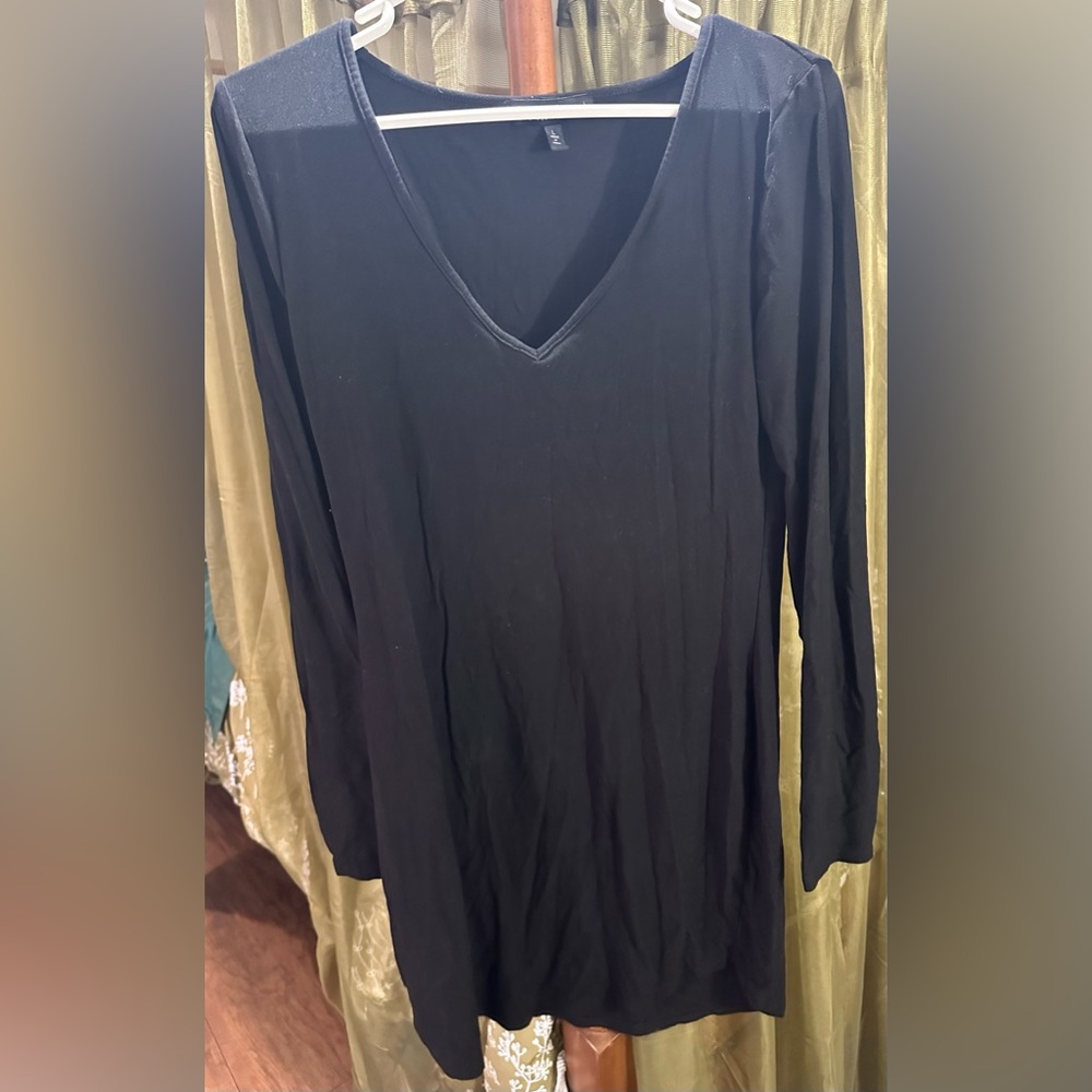 Derek Heart Classic Black Long Sleeve V-Neck Tee